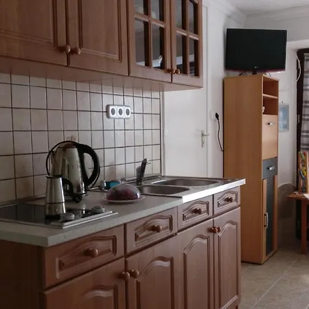 Apartment Cseresznyes Apartman Balatonalmadi